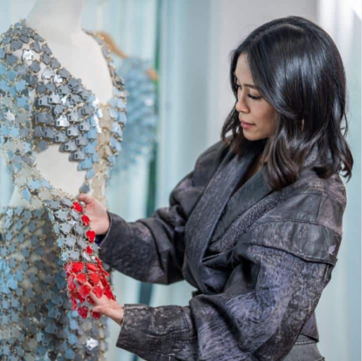 PIPATCHARA แบรนด์แฟชั่นไทยรักษ์โลก ส่งชุดจากฝาขวดพลาสติกรีไซเคิลสู่พรมแดงงาน World Premiere